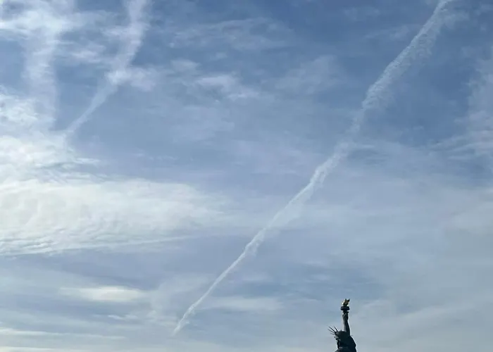 Charm 10min Walk Eiffel Tower Апартаменты Париж